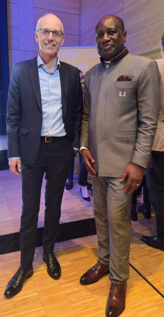 David Foka, président de la Maison d’Afrique Luxembourg, avec le Premier ministre Luc Frieden